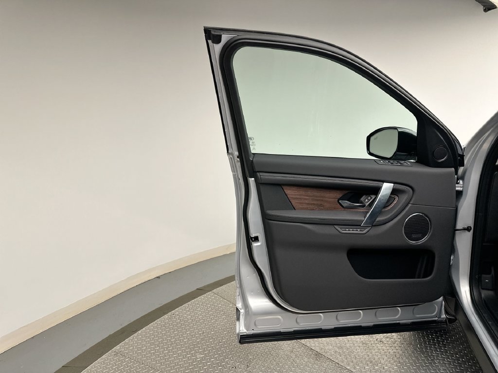 Used 2025 Hakuba Silver Metallic Land Rover S image 7