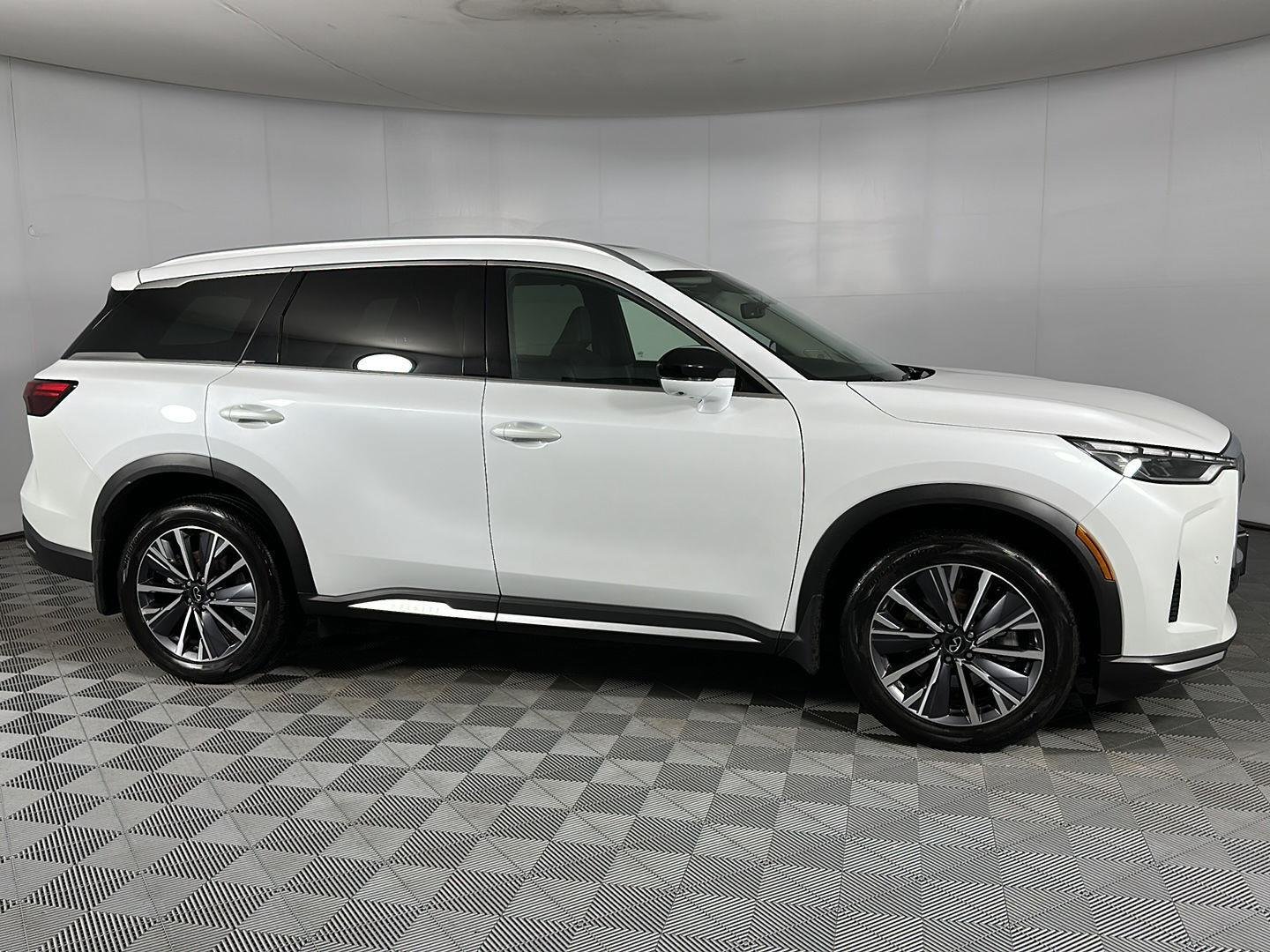 Used 2026 Radiant White INFINITI LUXE image 36