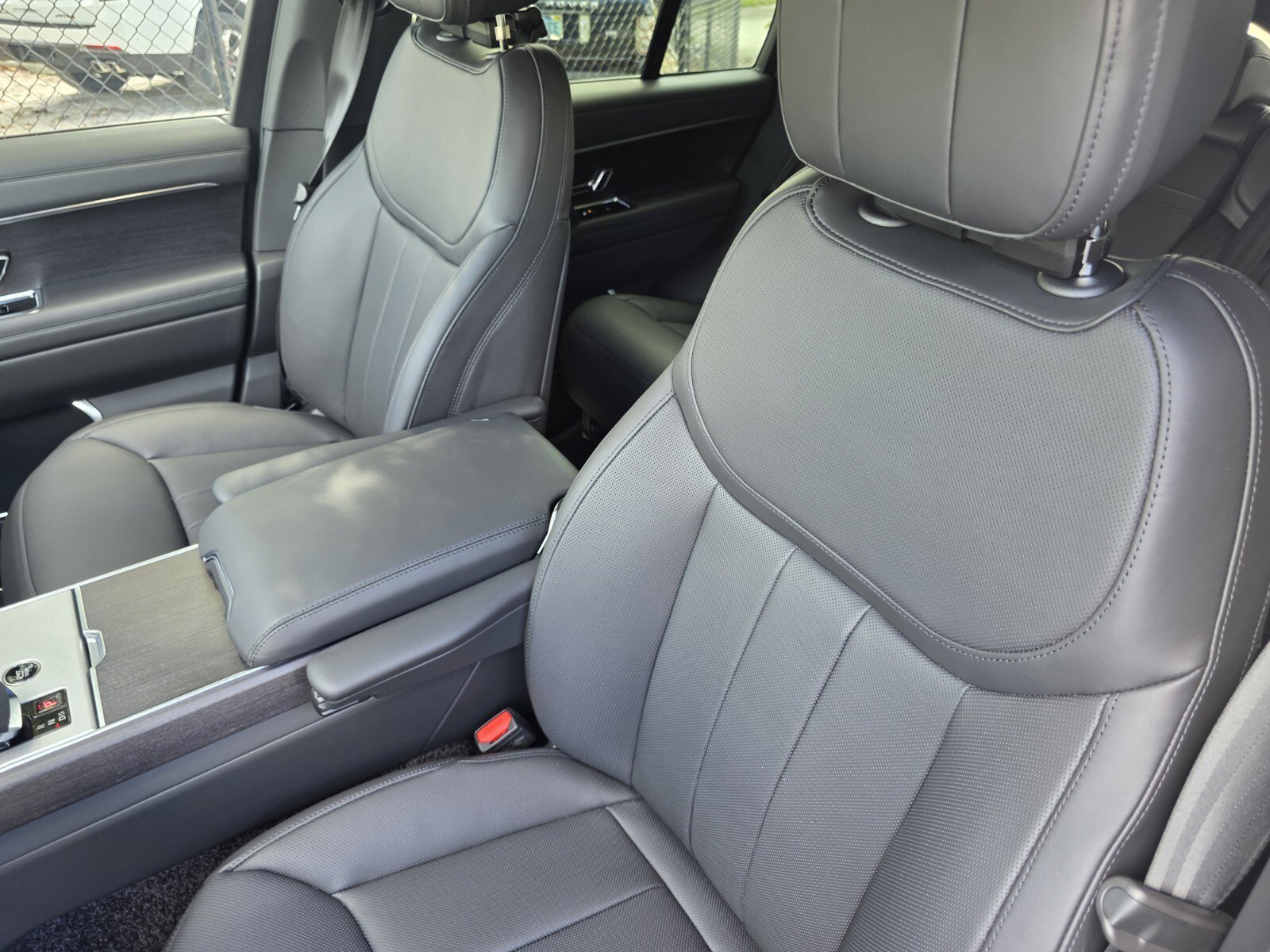 New 2026 Santorini Black Land Rover SE image 12