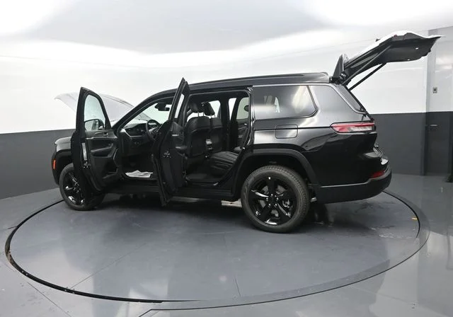 New 2026 Diamond Black Crystal Pearlcoat Jeep Limited image 34