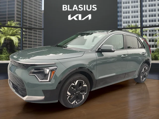 Used 2023 Green Kia Wind image 1