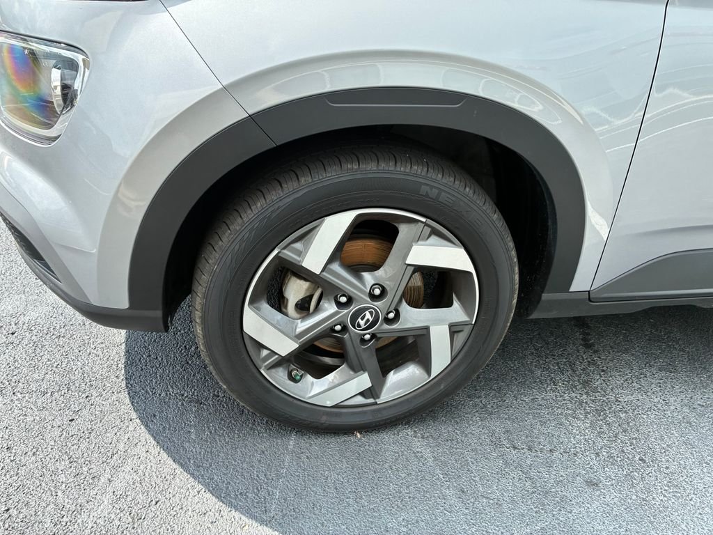 Used 2025 Silver Hyundai SEL image 7