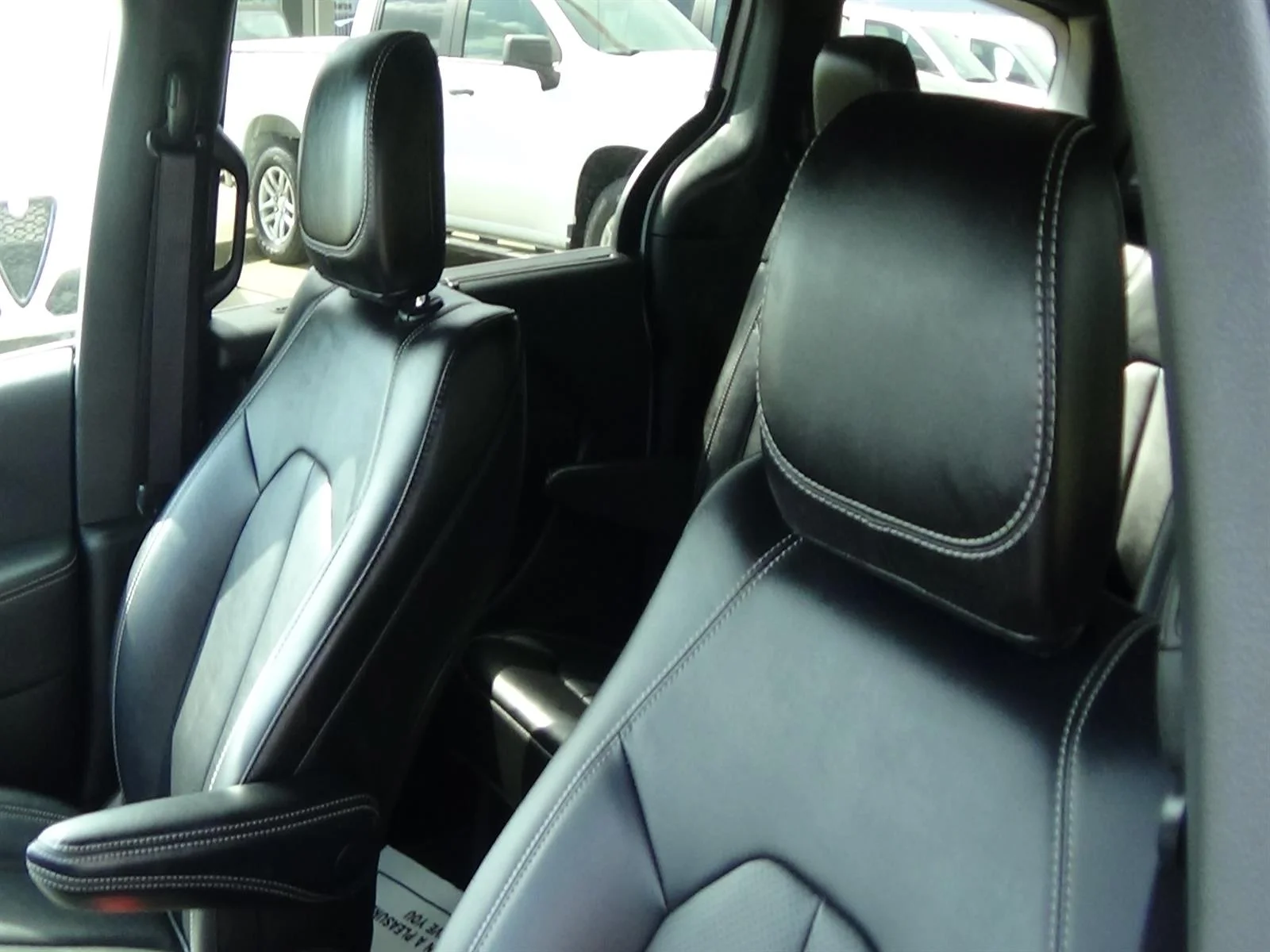 Used 2025 Bright White Clear Coat (pw7) Chrysler Select image 18