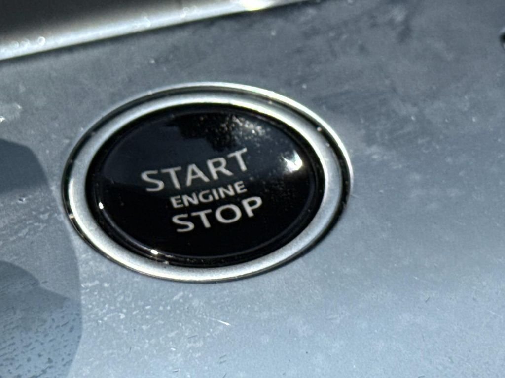 Used 2023 Blue Land Rover SE image 10