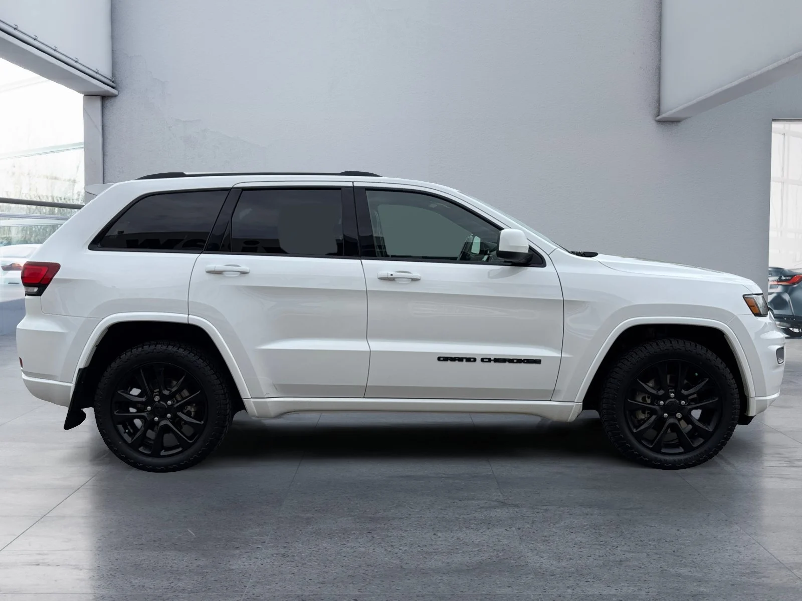 Used 2021 White Jeep Altitude image 6
