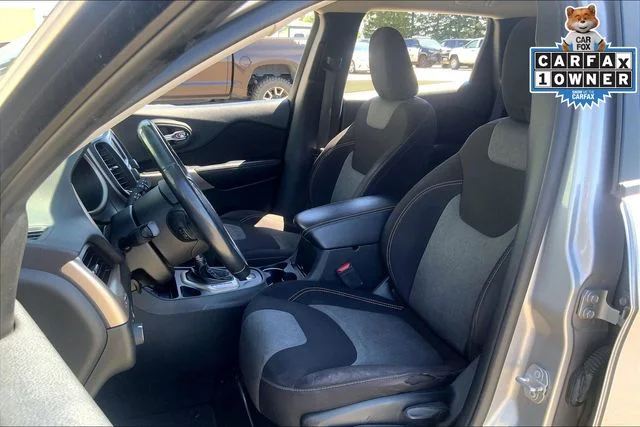 Used 2018 Billet Silver Metallic Jeep Latitude image 22