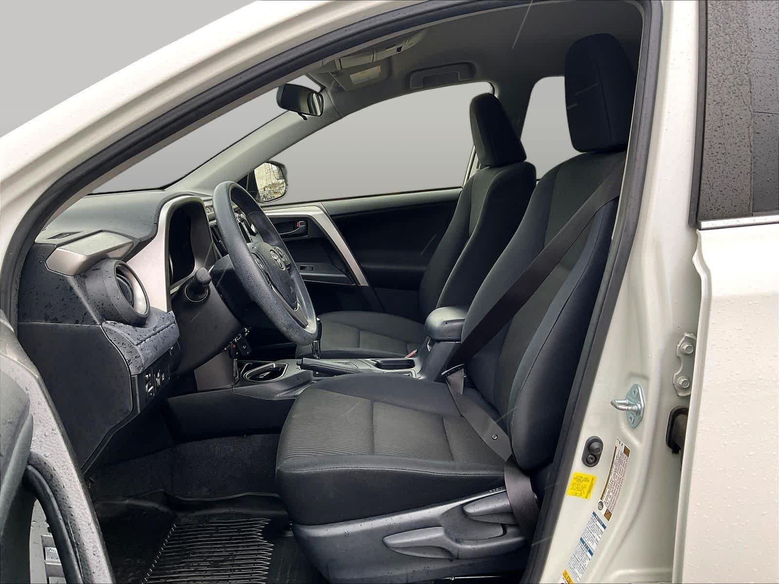2017 Toyota RAV4 LE - Photo 22