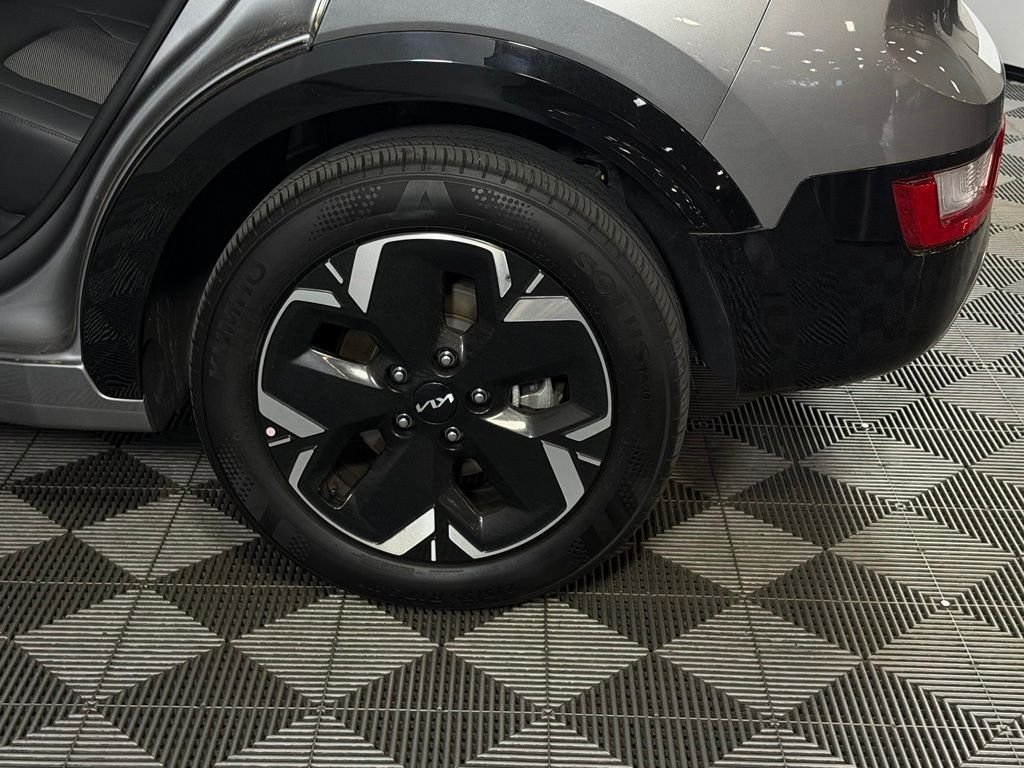 Used 2025 Gray Kia Wind image 11