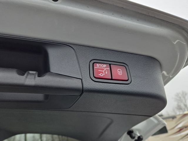 New 2026 Polar White Mercedes-Benz GLB250 image 32