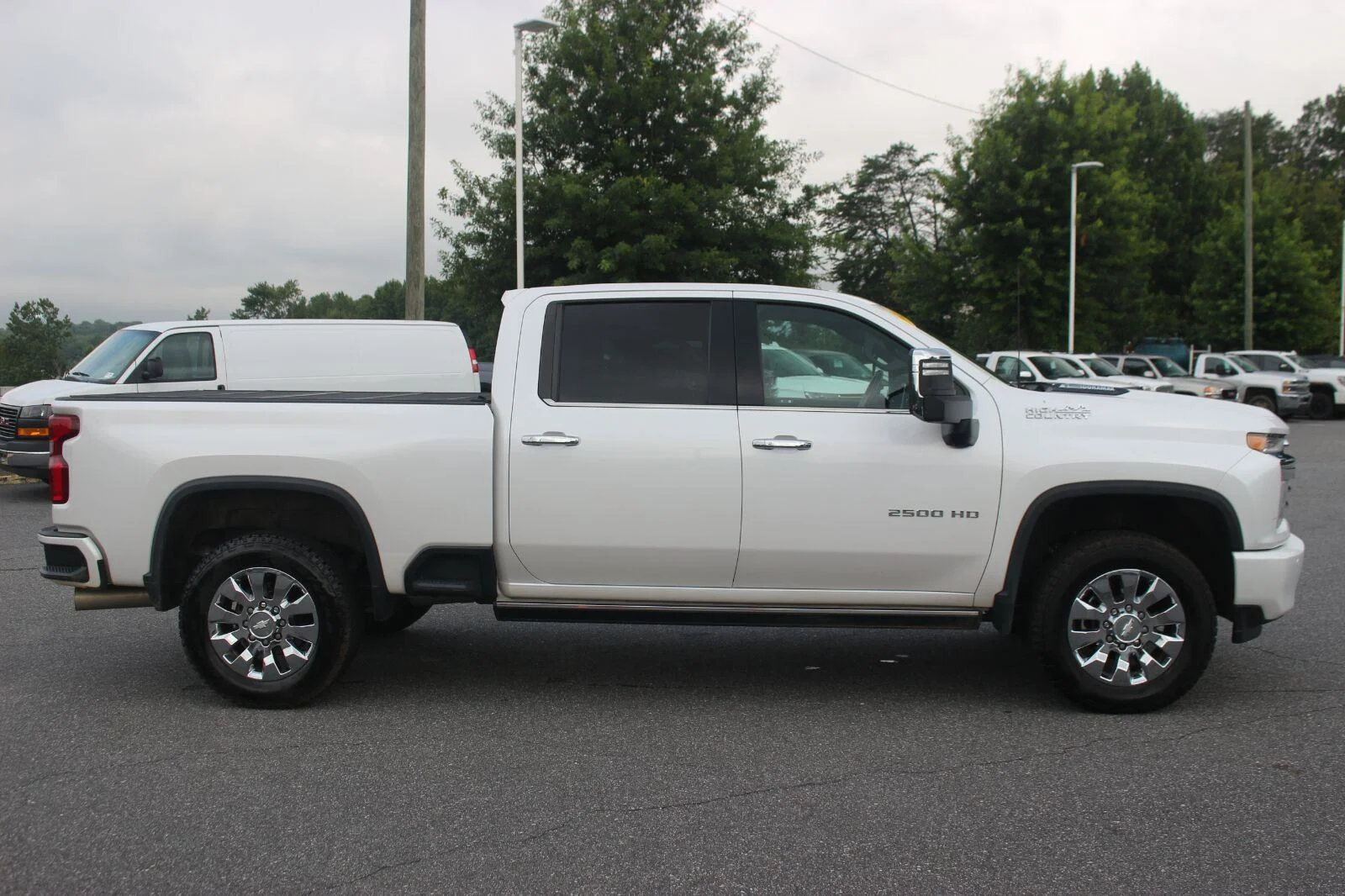 Used 2023 IRIDESCENT PEARL TRICOAT Chevrolet High Country image 8