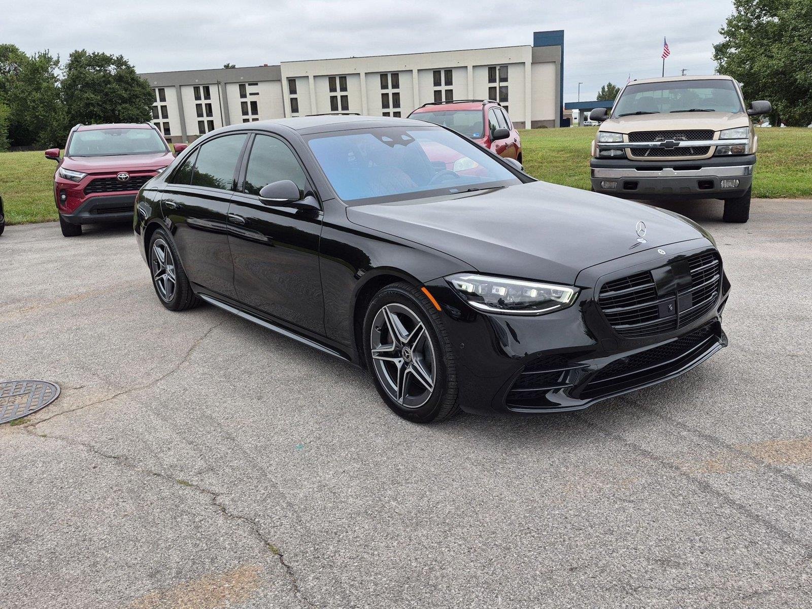 Used 2025 Obsidian Black Metallic Mercedes-Benz S 580e image 7