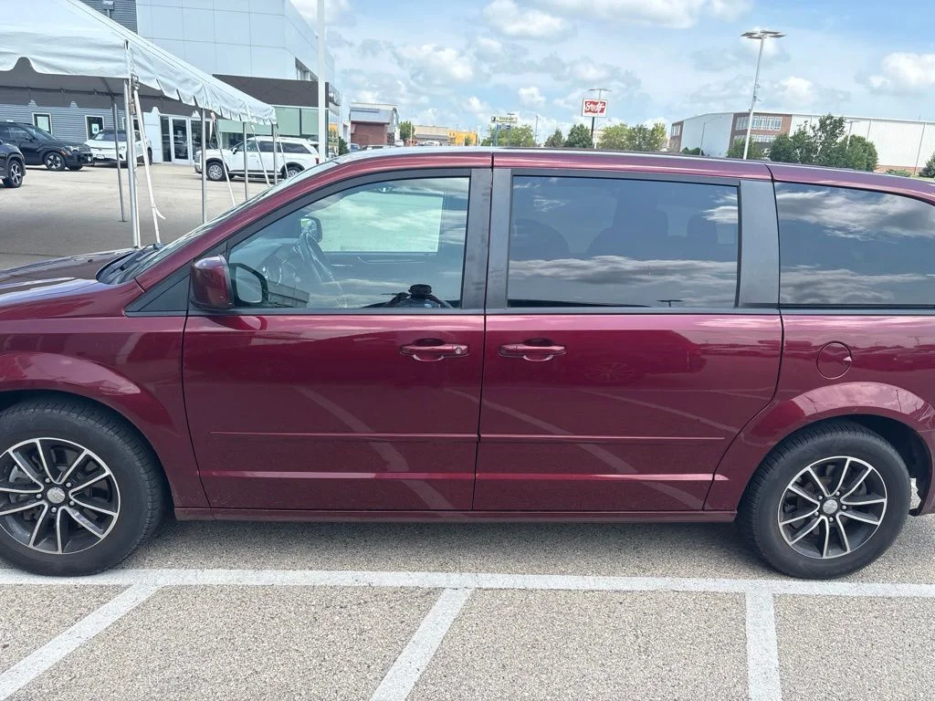 Used 2017 Red Dodge SE Plus image 2