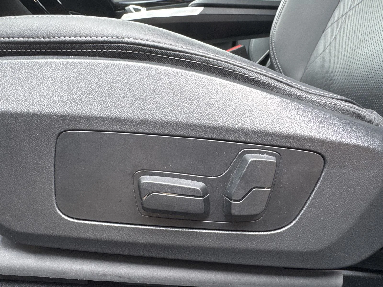 Used 2023 Jet Black BMW xDrive28i image 9