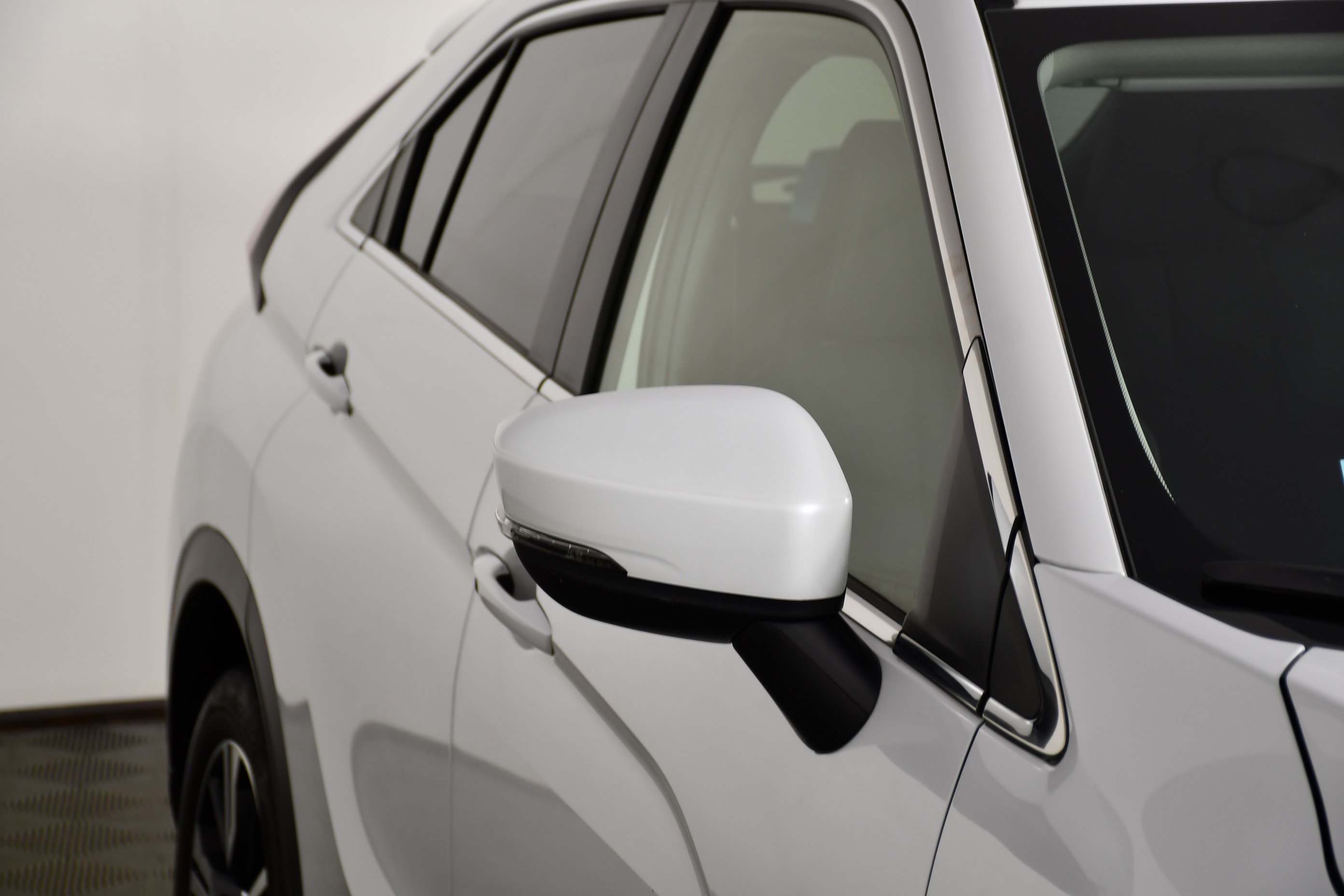 Used 2023 White Diamond Mitsubishi SE image 14