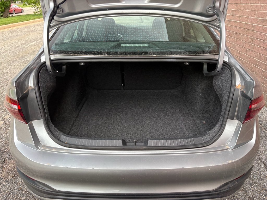 Used 2024 Pyrite Silver Metallic Volkswagen SE image 17