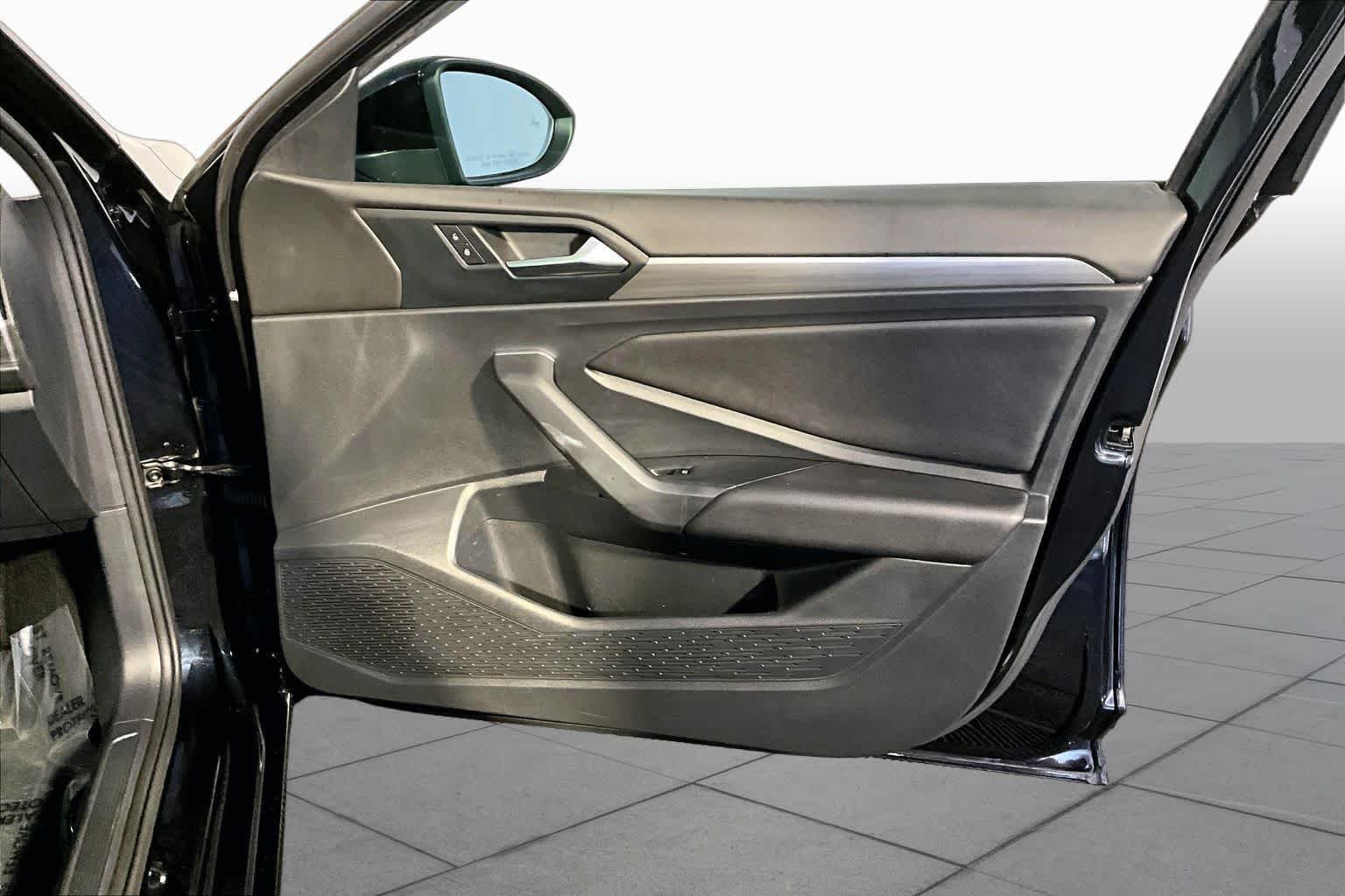Used 2019 Deep Black Pearl Volkswagen SEL image 23