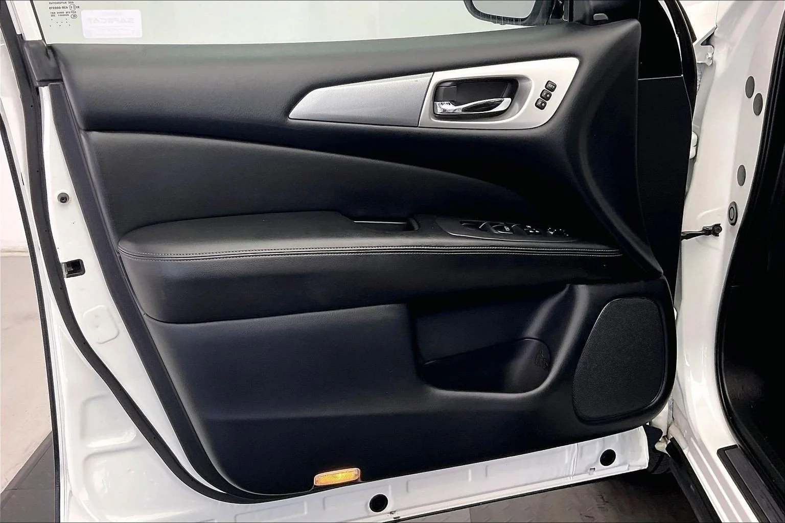 Used 2020 Glacier White Nissan SL image 26