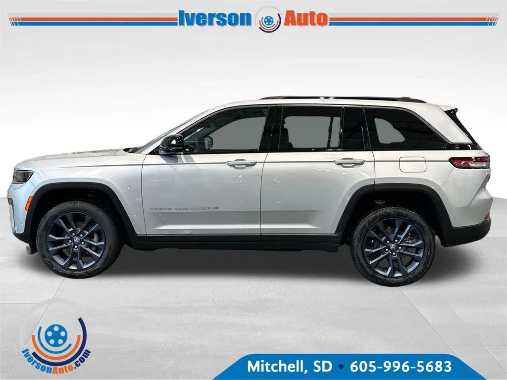 New 2026 Silver Zynith Exterior Paint Jeep Limited image 4