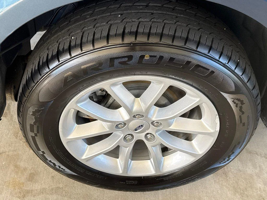 Used 2019 Blue Metallic Ford SE FWD image 10