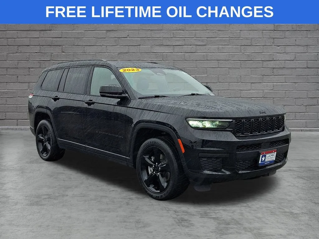 Used 2023 Diamond Black Crystal Pearlcoat Jeep Altitude image 1