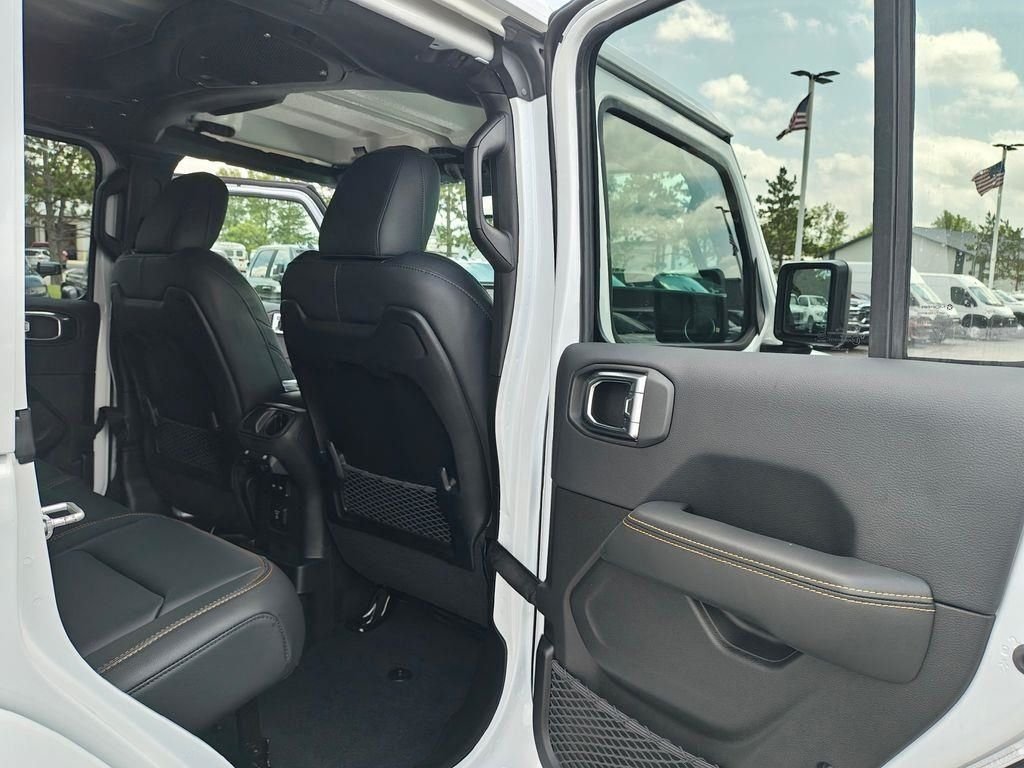 New 2026 Bright White Clear-Coat Exterior Paint Jeep Sahara image 36