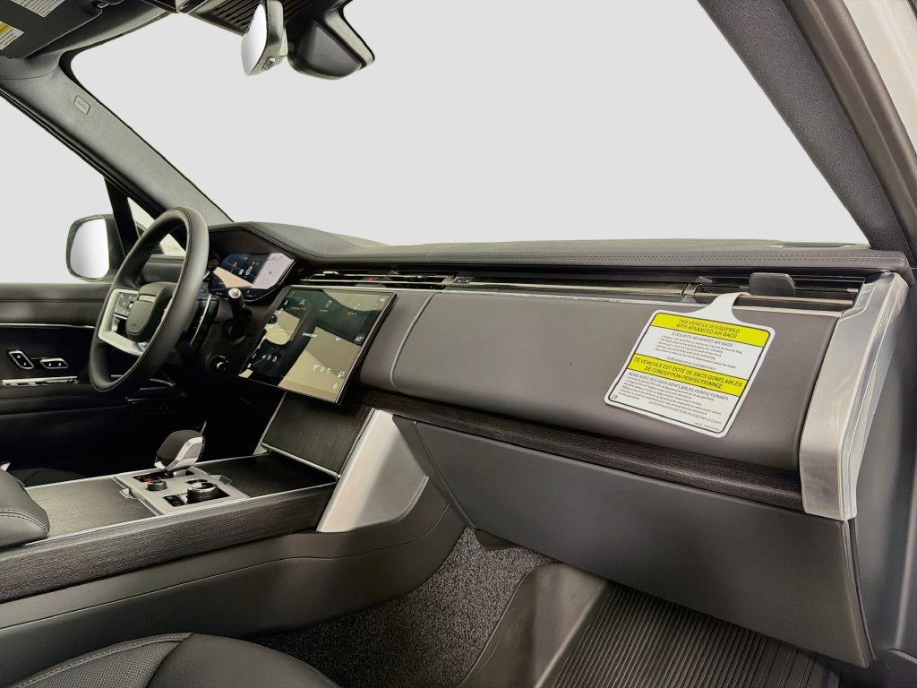 New 2027 Fuji White Land Rover SE image 31