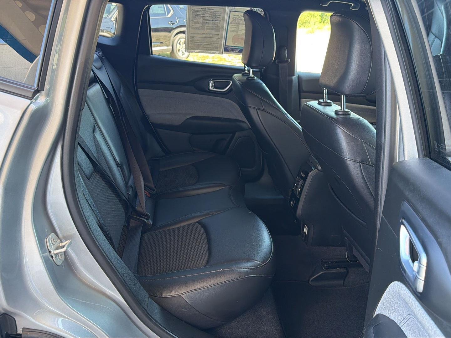 Used 2024  Jeep Latitude image 12