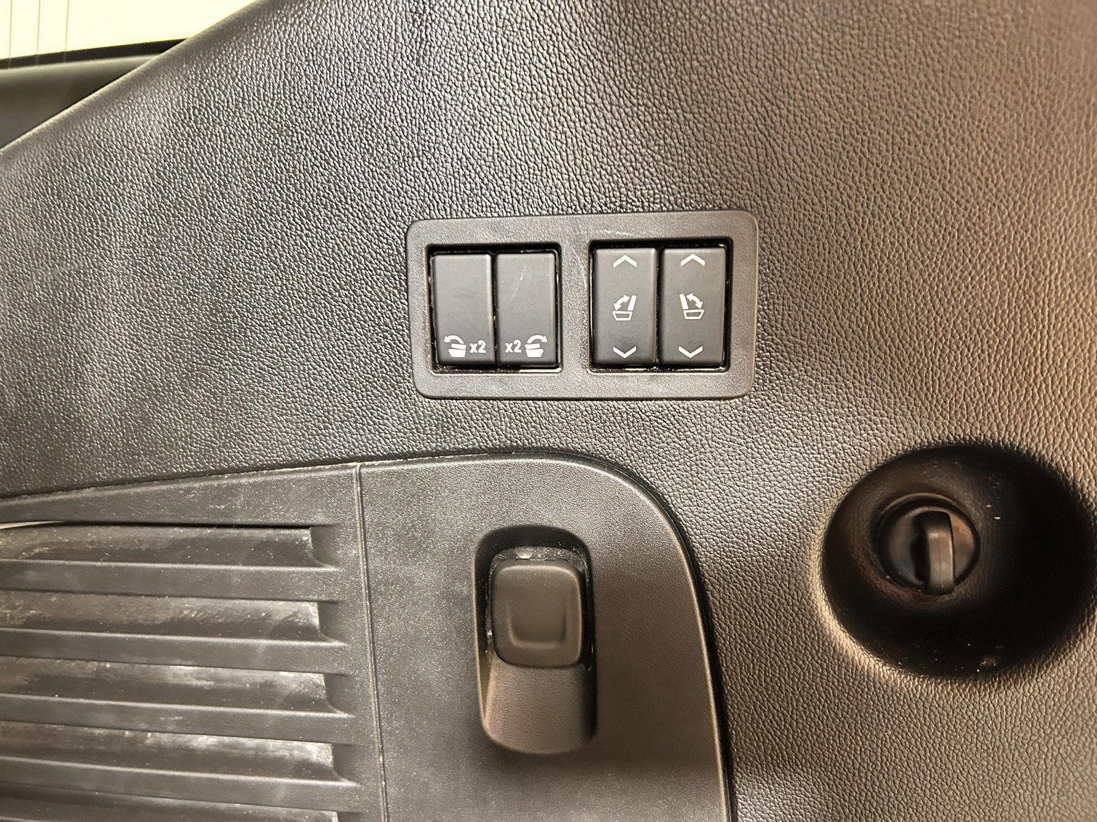 Used 2019 Iridescent Pearl Tricoat Chevrolet Premier image 23