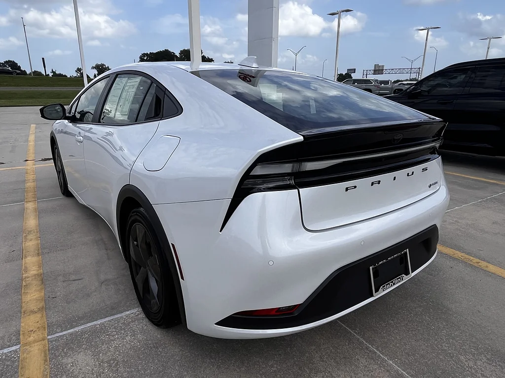 Certified Used 2025 Wind Chill Pearl Toyota SE image 5