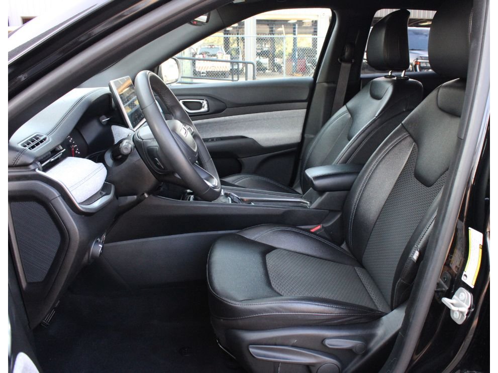 Used 2024 Diamond Black Crystal Pearlcoat Jeep Latitude image 4