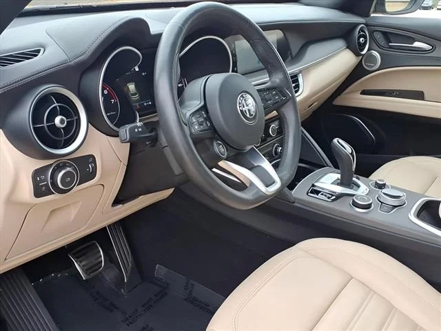 Used 2023  Alfa Romeo Lusso image 9