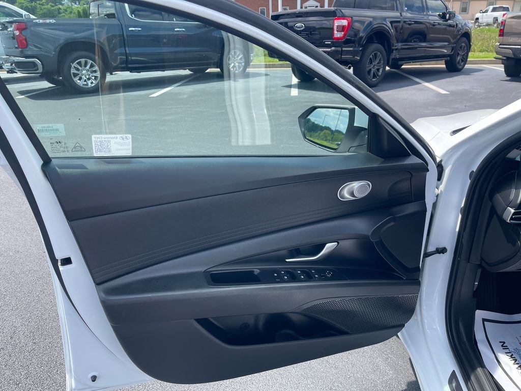 Used 2025 White Hyundai SE image 12