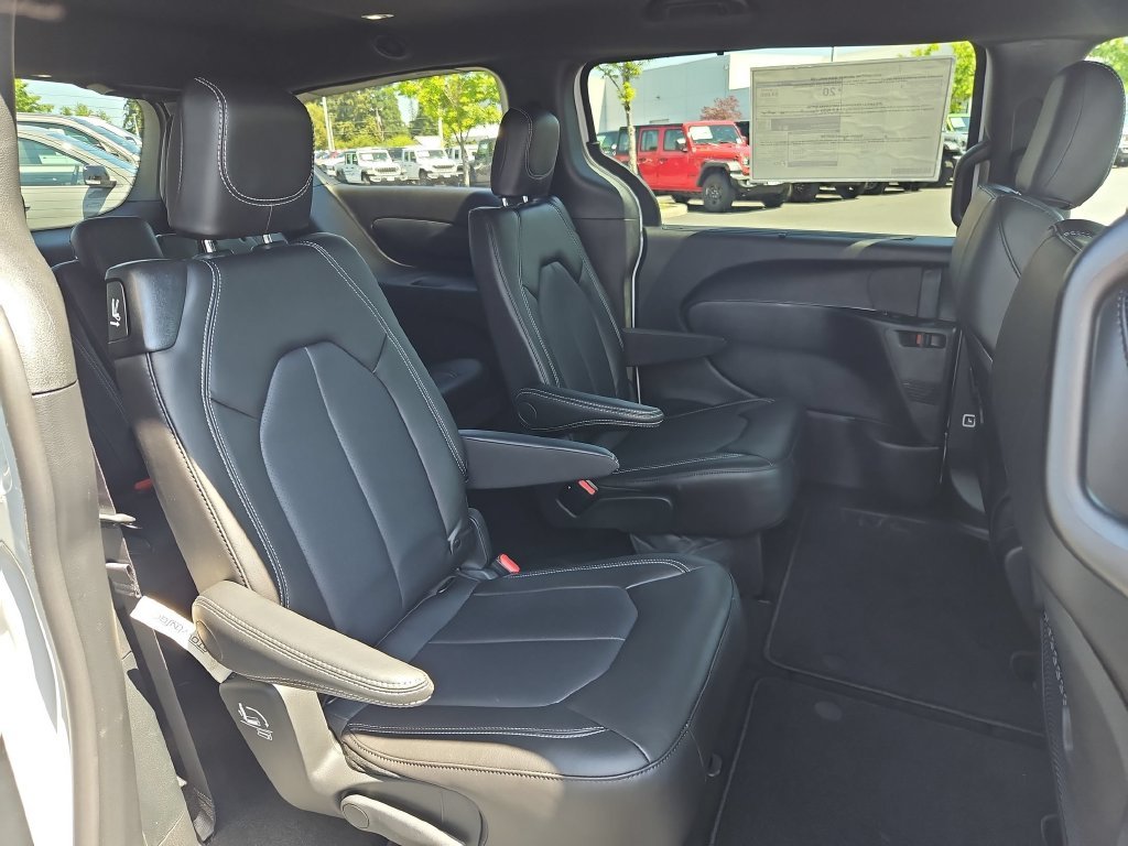 2026 Chrysler Pacifica Select - Photo 27