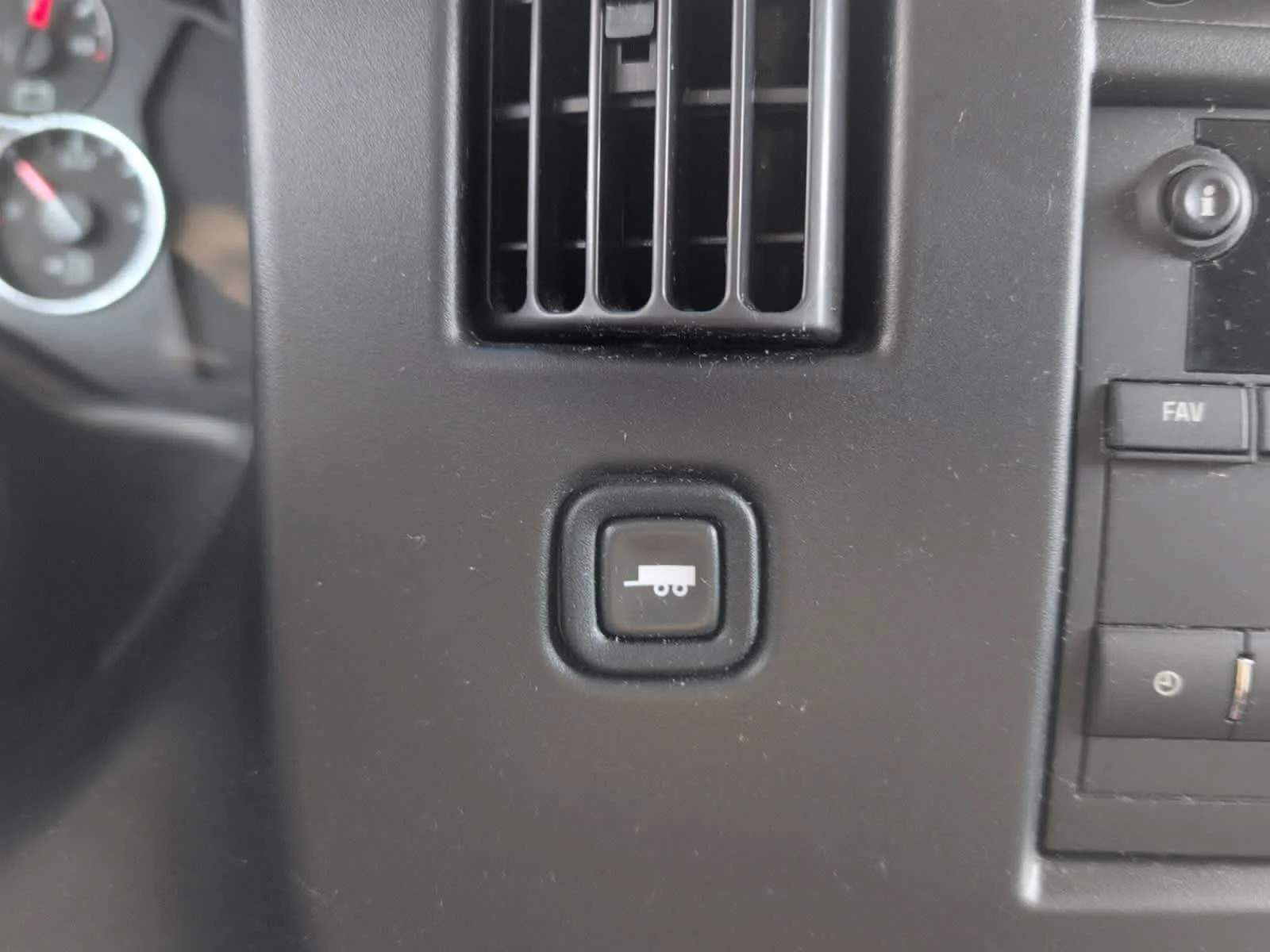 Used 2023 Summit White GMC  image 26