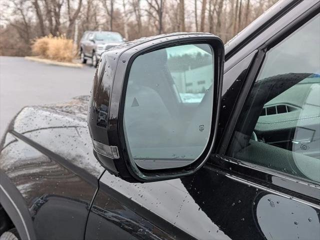 New 2026 Diamond Black Crystal Pearl-Coat Exterior Paint Jeep Altitude image 7