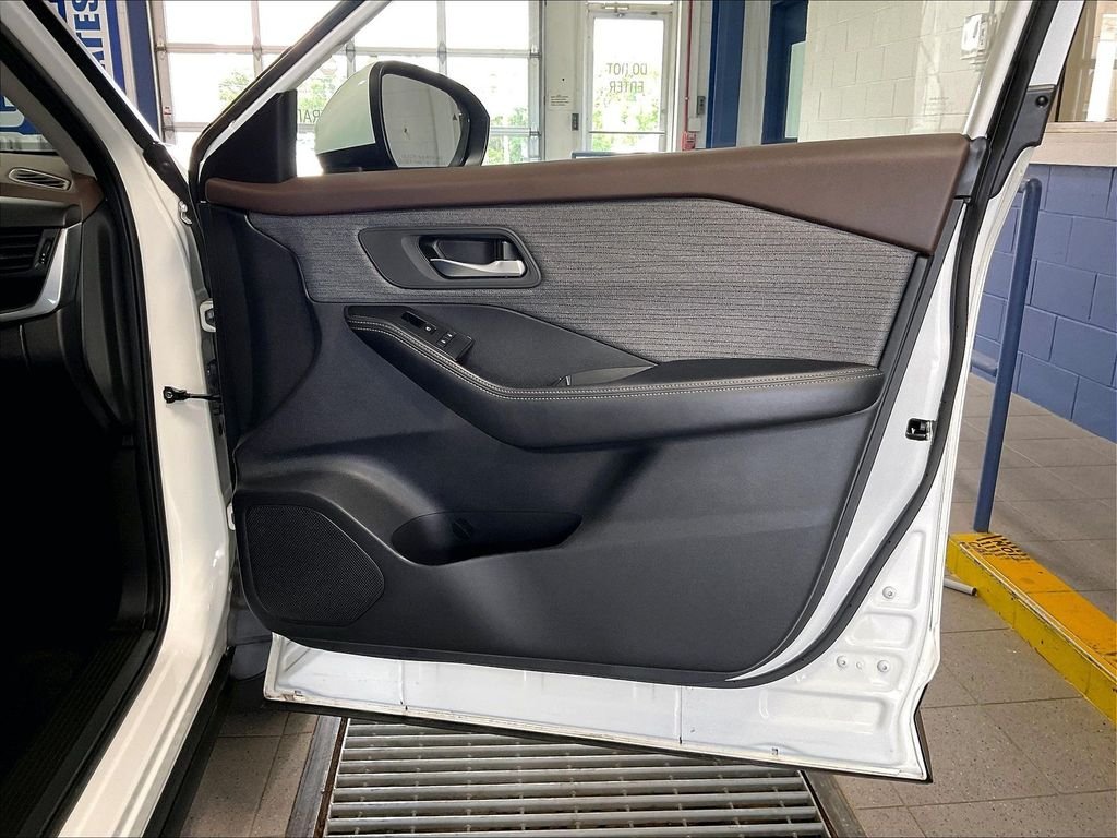 Used 2023 Pearl White Tricoat Nissan SV image 12