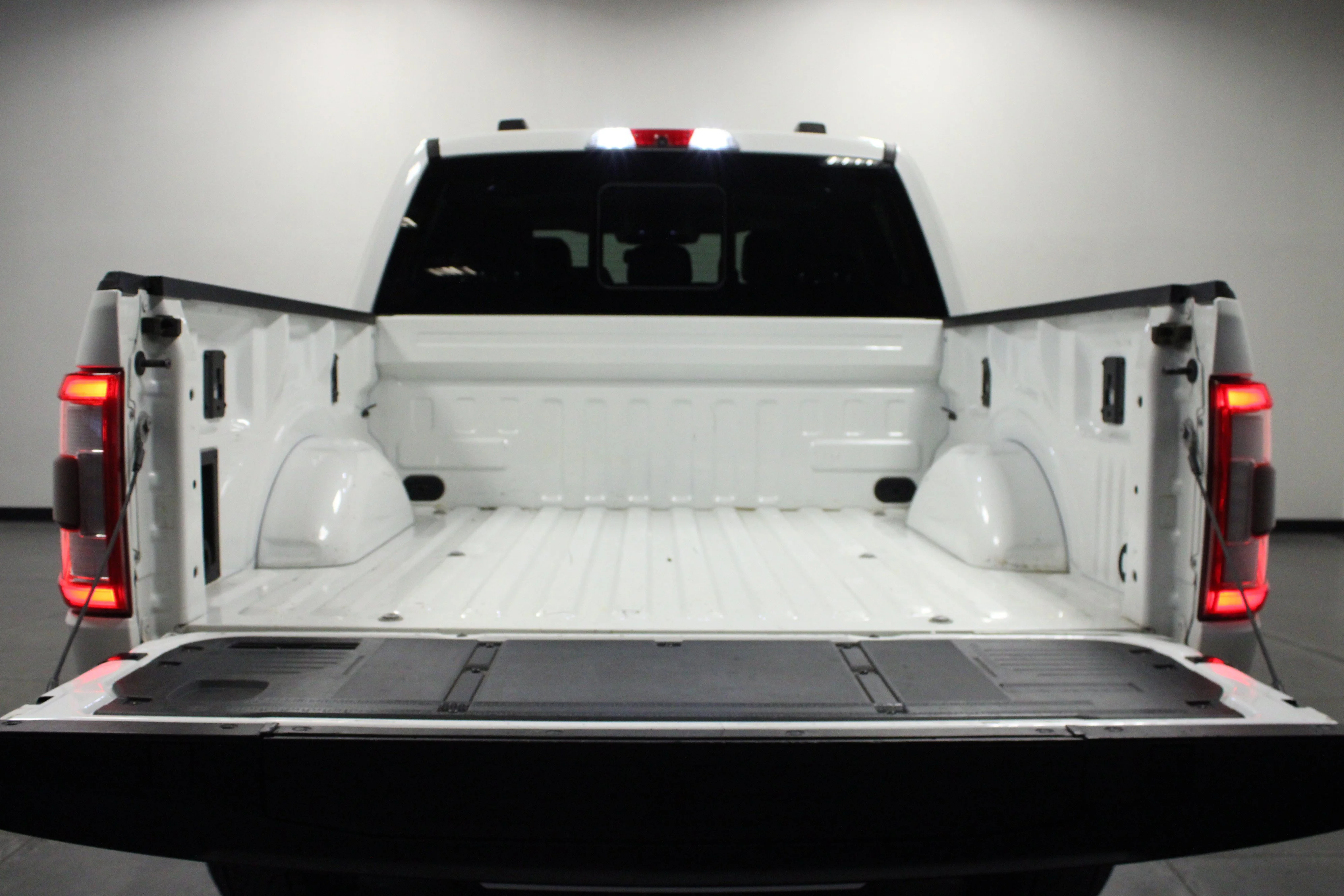 Used 2022 Star White Metallic Tri-Coat Ford LARIAT image 14