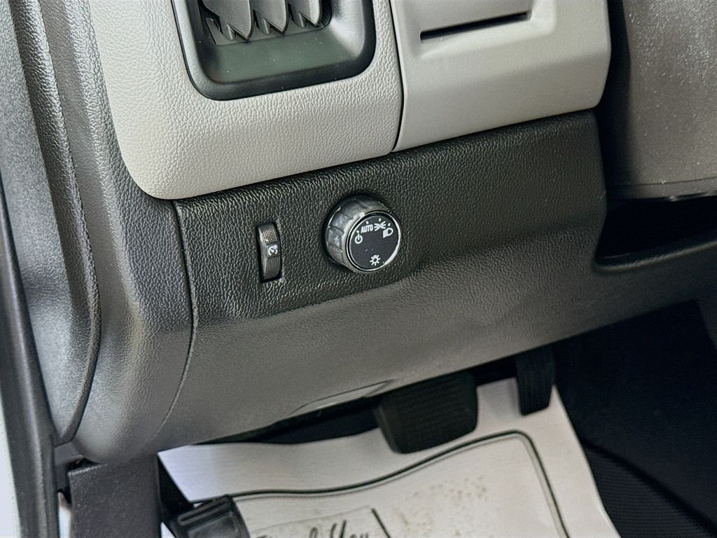 Used 2019 WHITE Chevrolet Work Truck image 13