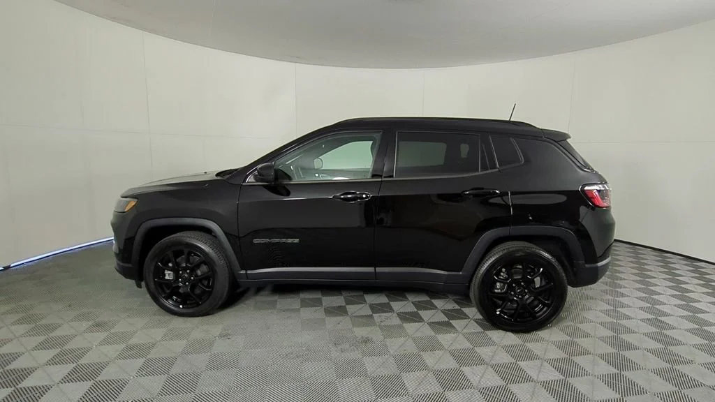 New 2026 Diamond Black Crystal Pearl-Coat Exterior Paint Jeep Latitude Altitude image 7