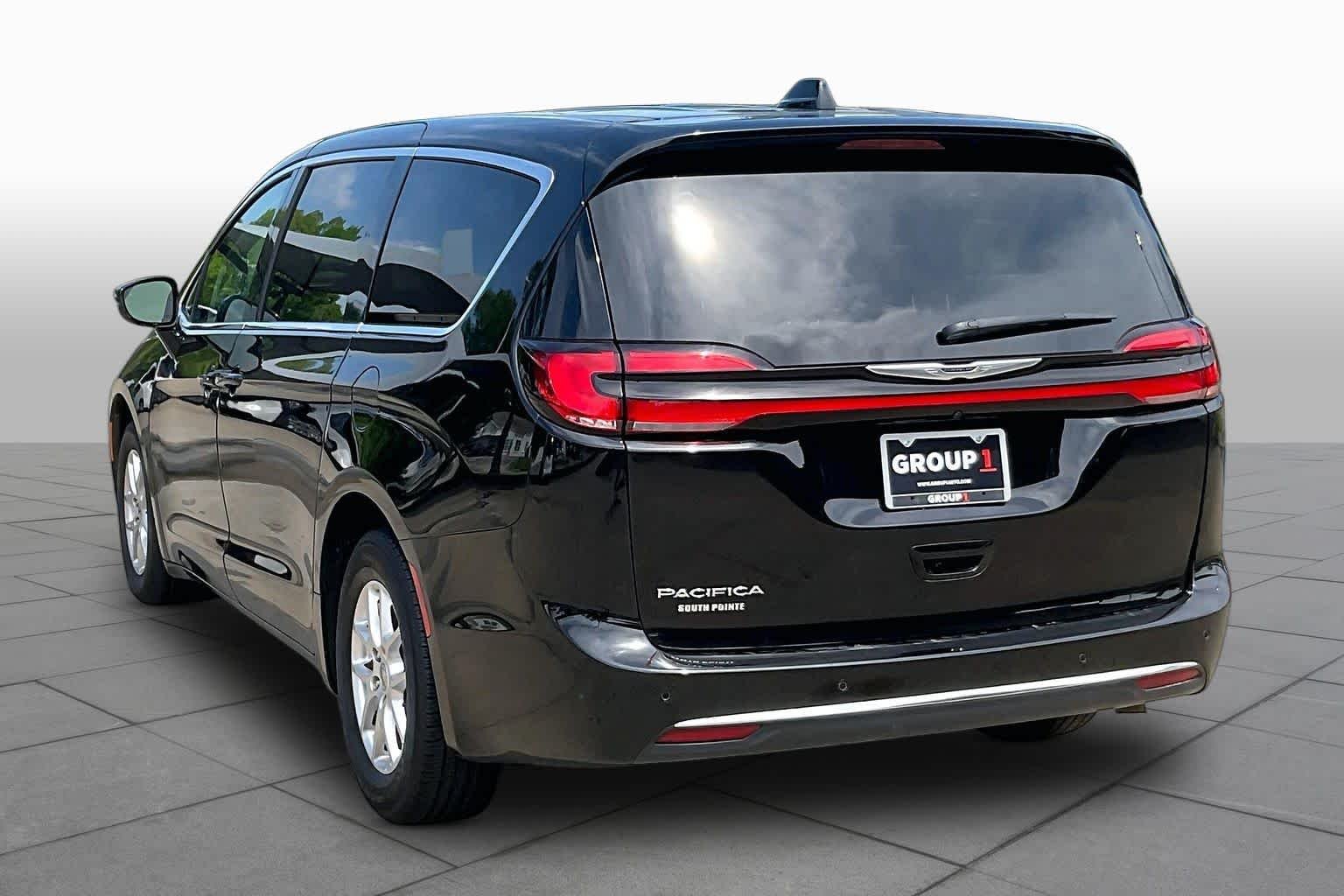 Used 2024 Diamond Black Crystal Pearlcoat Chrysler Touring L image 12