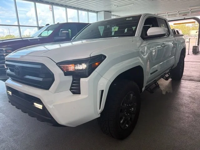 Used 2025 Ice Cap Toyota SR5 image 3