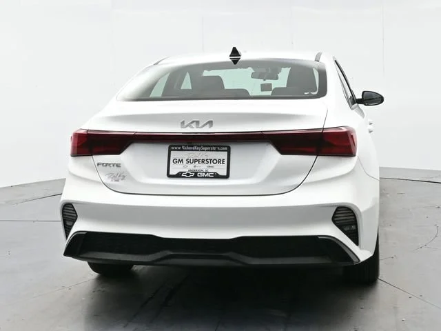 Used 2022 Snow White Pearl Kia LXS image 6