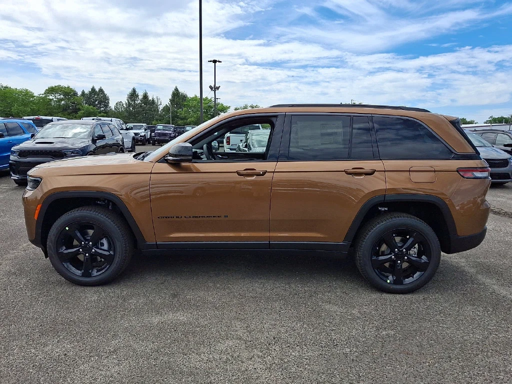 New 2026 Copper Shino Metallic Clear-Coat Exterior Paint Jeep Limited image 5