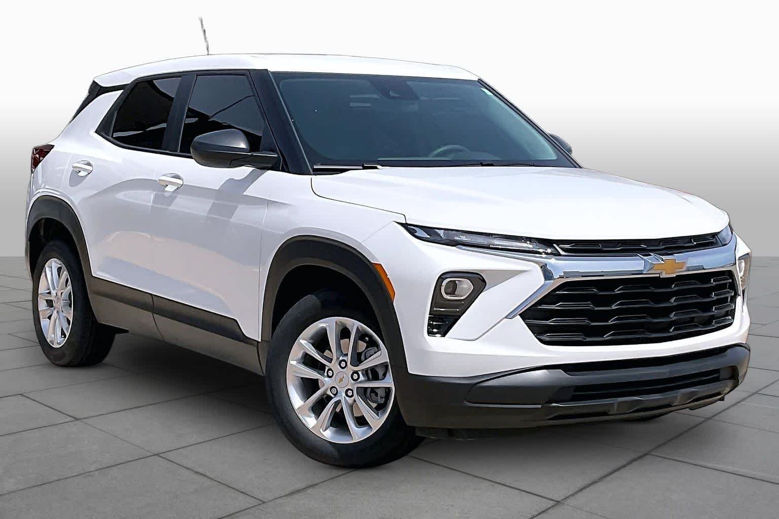Used 2025 Summit White Chevrolet LS image 3