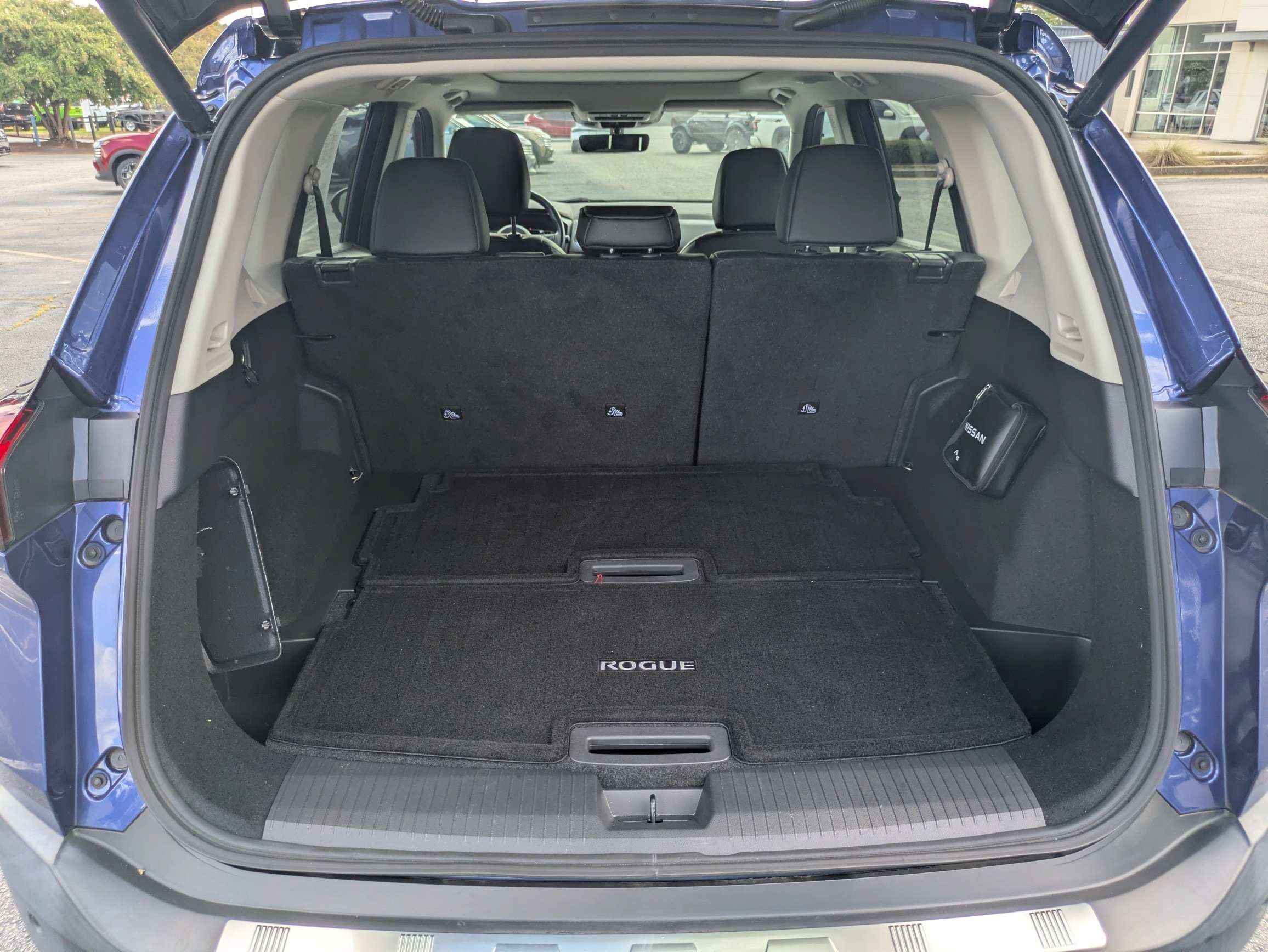 Used 2022 Blue Nissan SL image 9