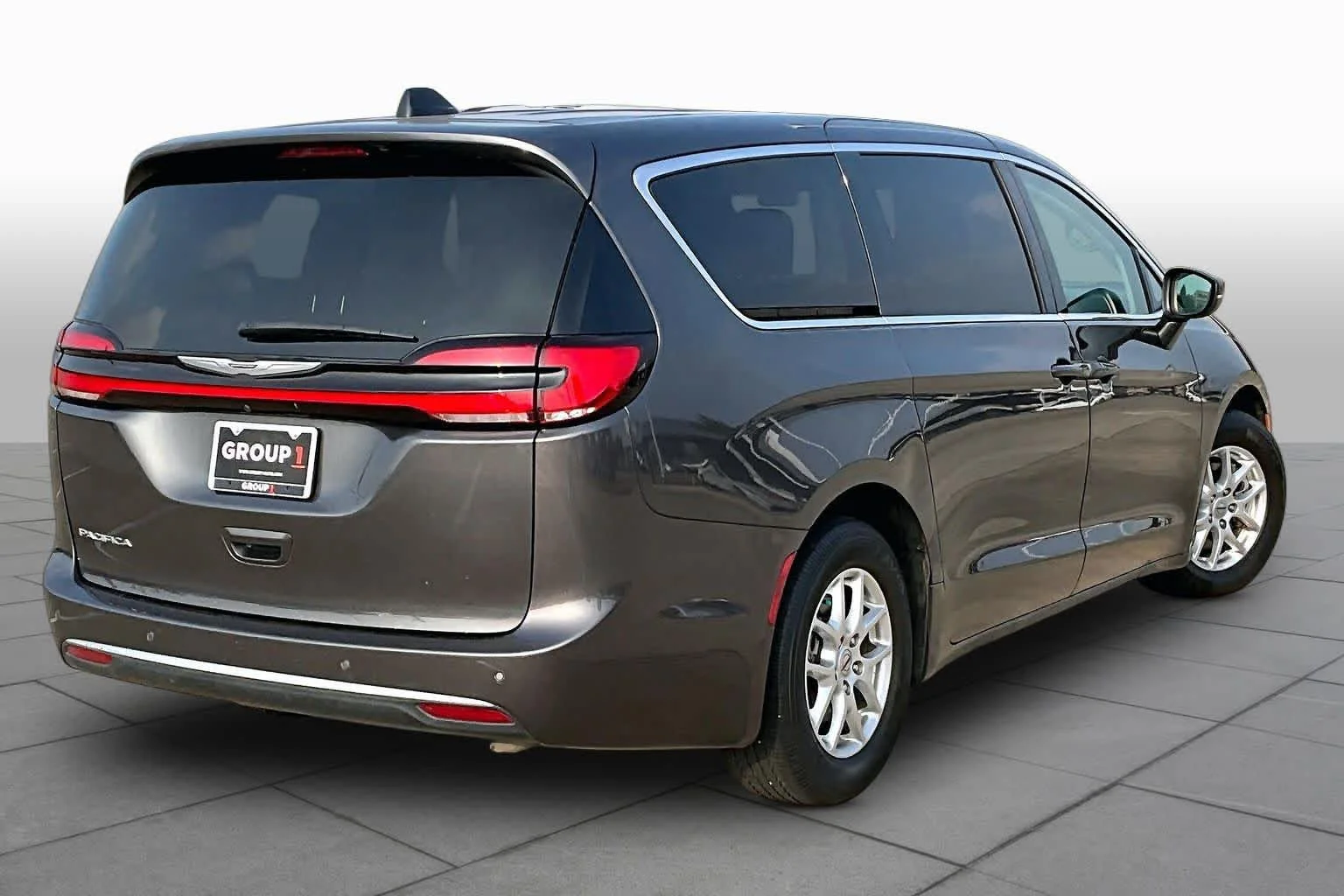 Used 2023 Granite Crystal Metallic Clearcoat Chrysler Touring L image 12