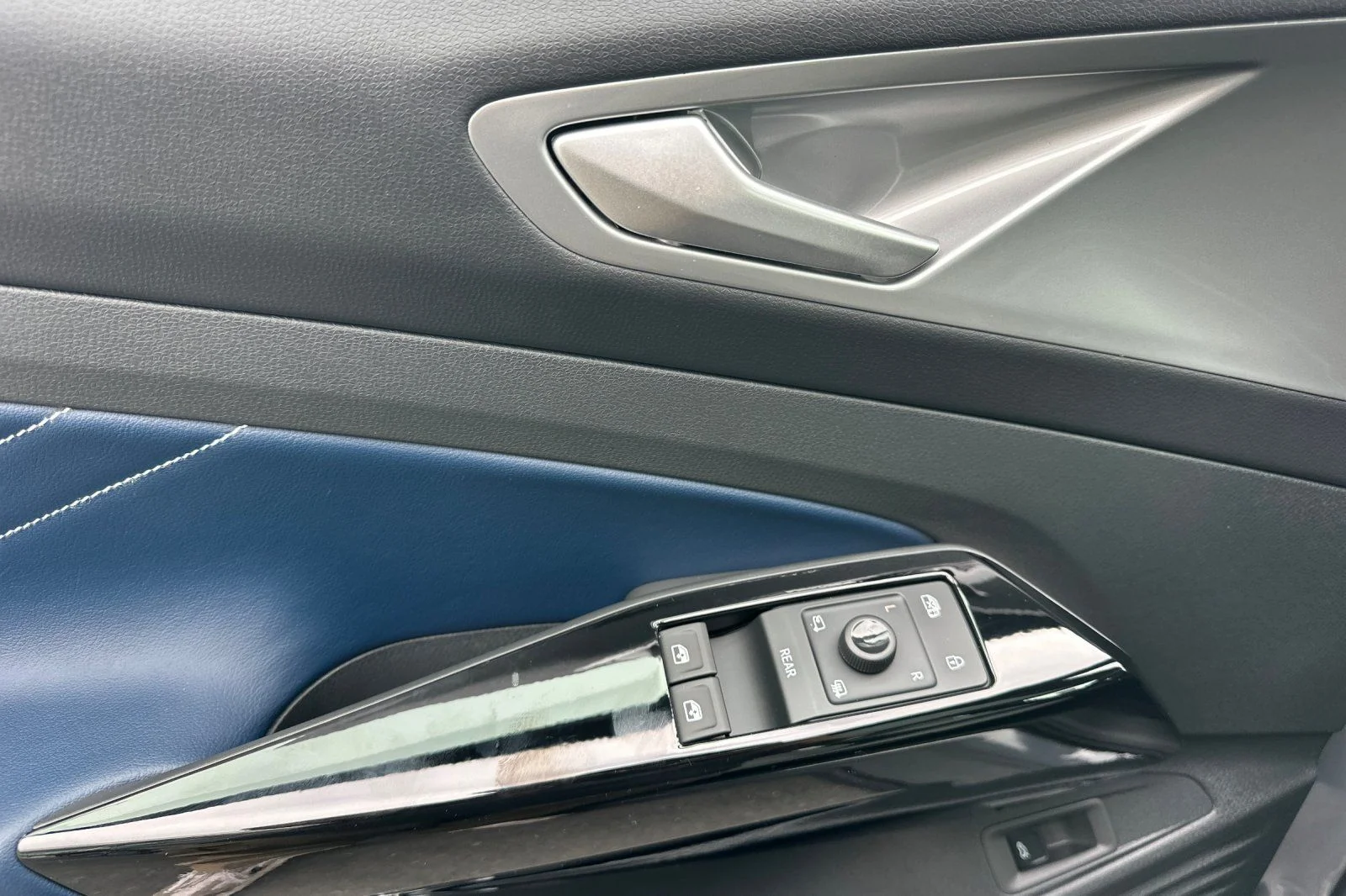 2025 Volkswagen ID.4 PRO S PLUS - Photo 9