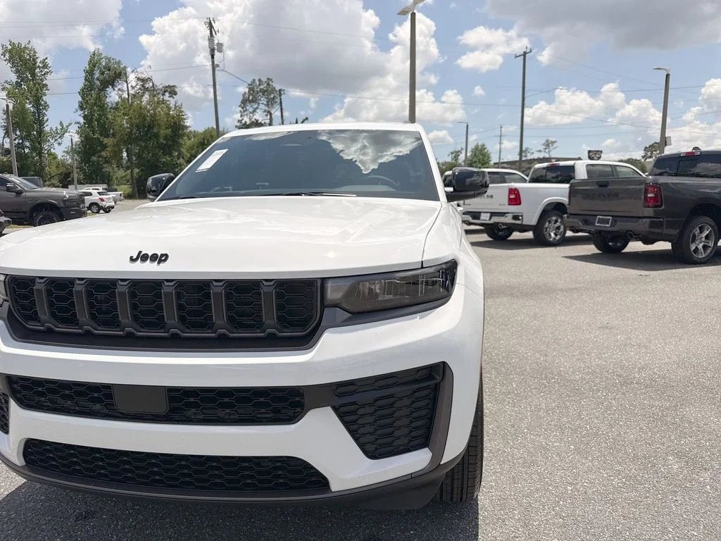 New 2026 Bright White Clear-Coat Exterior Paint Jeep Laredo image 10
