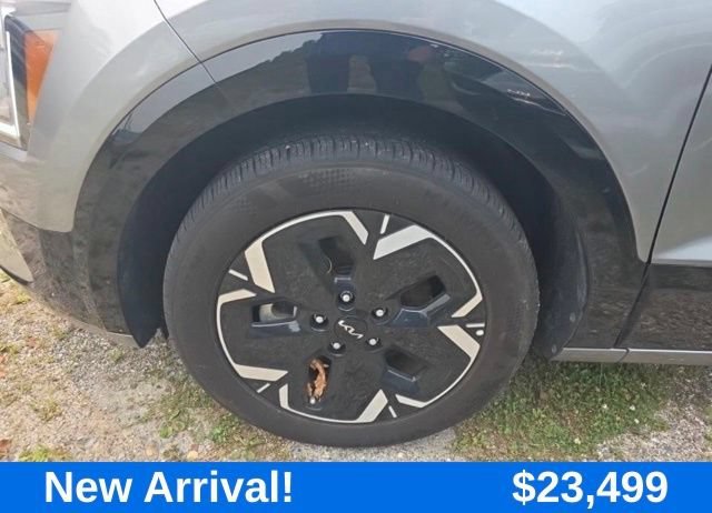 Used 2024 Gray Kia Wind image 4