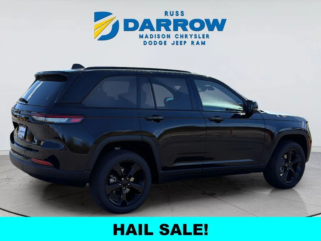 New 2025 Diamond Black Crystal Pearl-Coat Exterior Paint Jeep Laredo image 5